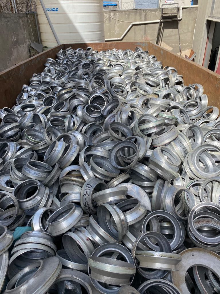 Açık renk halka biçimli metal hurdaları