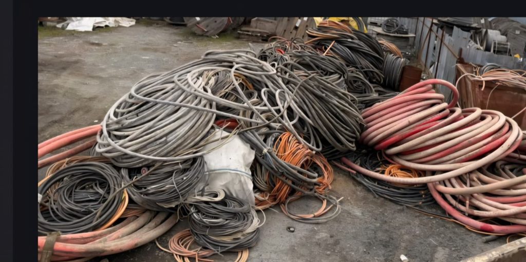 Geri dönüşüme ayrılmış karışık elektrik kablosu hurdaları